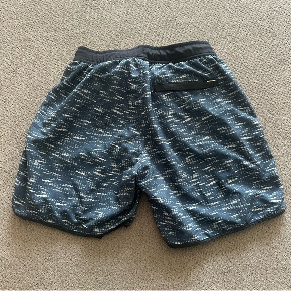 VUORI Men's Blue Patterned Shorts Small - Picture 3 of 5